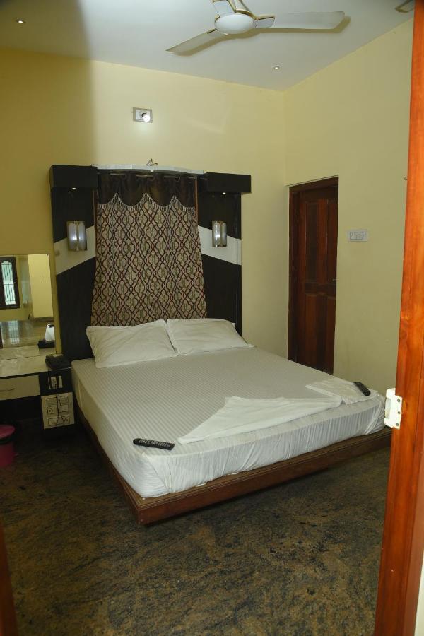 Thiruchendur Stayz Vairavel Residency Tiruchchendūr Buitenkant foto