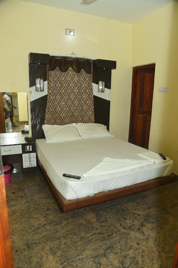Thiruchendur Stayz Vairavel Residency Tiruchchendūr Buitenkant foto