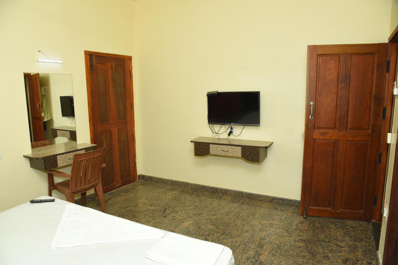 Thiruchendur Stayz Vairavel Residency Tiruchchendūr Buitenkant foto