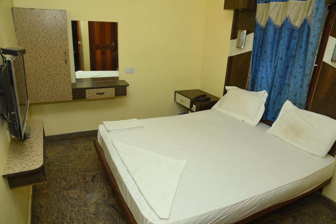 Thiruchendur Stayz Vairavel Residency Tiruchchendūr Buitenkant foto